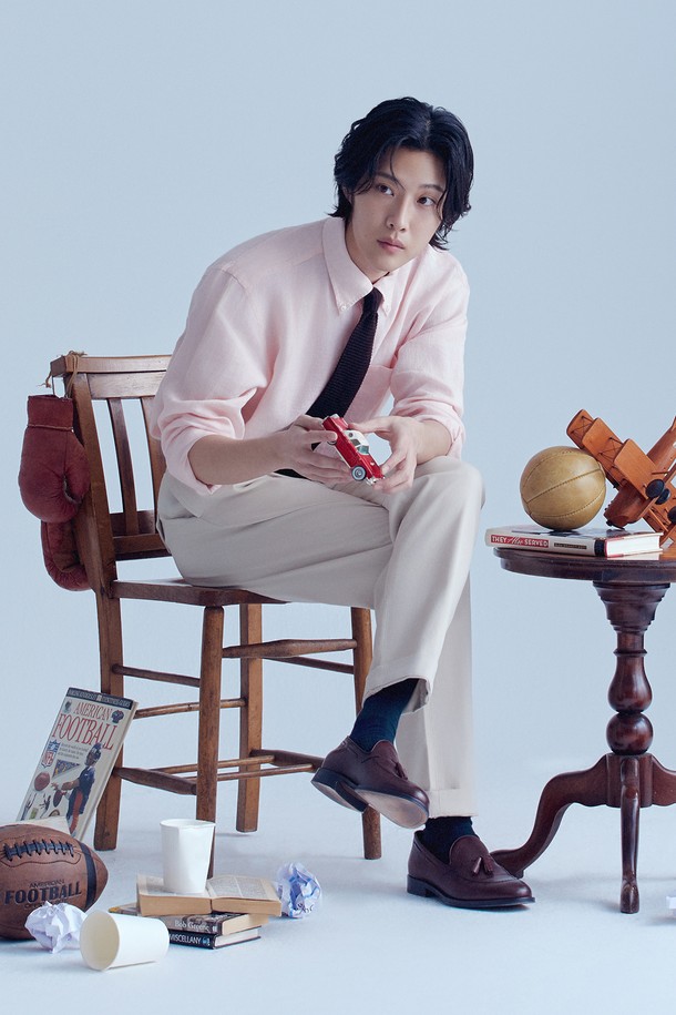 따뜻한 햇살을 담은 듯한 린넨 폴로버튼다운 셔츠 (오렌지) (BBTHMF8102FFM)입니다. 시원하고 통기성이 좋은 린넨 소재로 제작되어 여름철에도 쾌적하게 착용 가능합니다. 캐주얼 또는 클래식 스타일을 연출하기 좋으며, 휴가룩이나 여행룩에 매치하기 좋습니다. 레귤러핏과 릴랙스핏으로 편안한 착용감을 선사하며, 왼쪽 가슴 포켓과 칼라 끝단의 섬세한 주름 디테일이 돋보입니다. 버튼다운 칼라 디자인으로 깔끔한 멋을 더했습니다.
