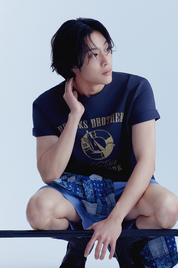 네이비 컬러의 레터링 그래픽 반팔 티셔츠입니다. 부드러운 면 저지 소재로 제작되어 편안한 착용감을 선사합니다. 캐주얼하고 베이직한 스타일로, 일상에서 폭넓게 활용하기 좋습니다. 그래픽 포인트 디자인으로 개성을 더했으며, 레귤러핏 라운드넥 디자인으로 깔끔한 실루엣을 연출합니다. 동네 마실룩이나 여행룩 등 편안한 스타일 연출에 용이합니다.
