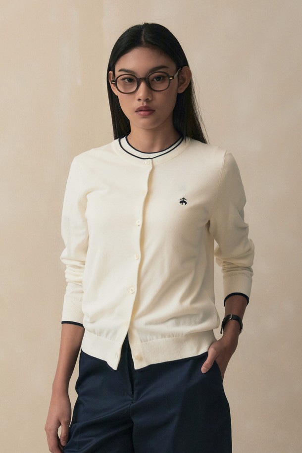 [여성] 코튼 배색 가디건 (화이트) (BBWCWB102AAFS)는 부드러운 면 소재로 제작되어 봄, 여름 시즌에 쾌적하게 착용할 수 있는 여성 가디건입니다. 라운드 넥과 긴 소매 디자인으로, 레귤러 핏의 베이직하고 클래식한 스타일을 연출합니다. 화이트 컬러 바탕에 배색 디테일이 더해져 미니멀하면서도 세련된 느낌을 줍니다. 버튼 여밈과 립 디테일, 브랜드 로고 자수 디테일이 특징이며, 데이트룩이나 카페룩 등 다양한 TPO에 활용 가능합니다.
