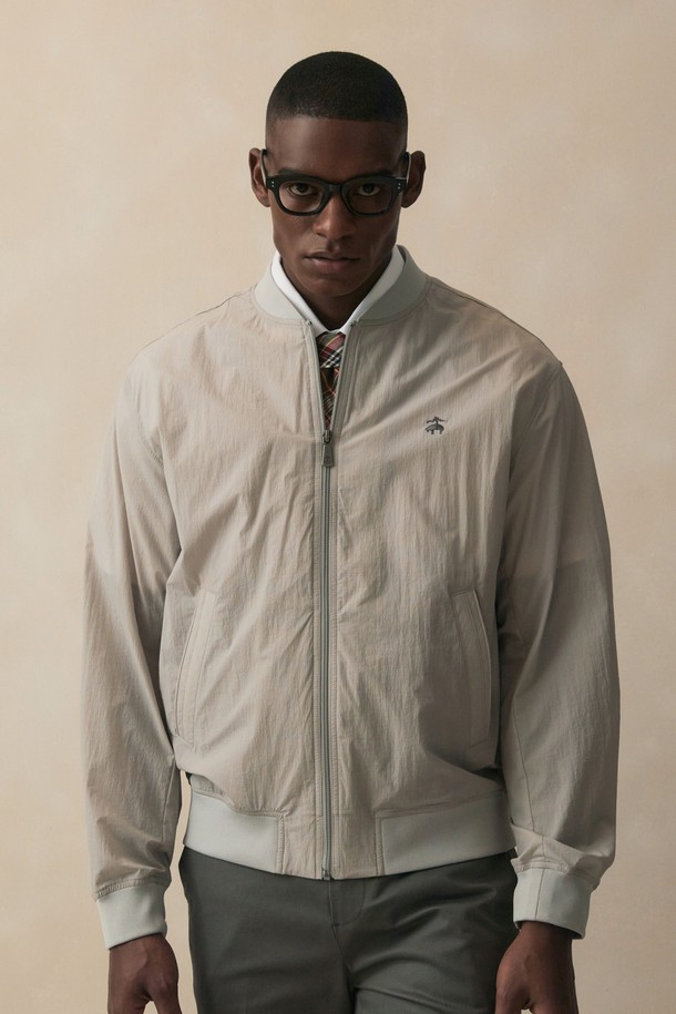 라이트 그레이 색상의 라이트 웨이트 봄버 재킷입니다. 남성용으로, 캐주얼, 스포티, 미니멀 스타일을 연출하기 좋습니다. 봄 시즌에 적합하며, 얇고 부드러운 촉감의 나일론, 면, 린넨, 폴리우레탄 혼방 소재로 제작되었습니다. 릴랙스 핏에 긴 소매, 집업 여밈 방식을 갖추었으며, 소매 밴딩과 신축성, 통기성이 특징입니다. 산책룩, 여행룩에 활용하기 좋은 아이템입니다.
