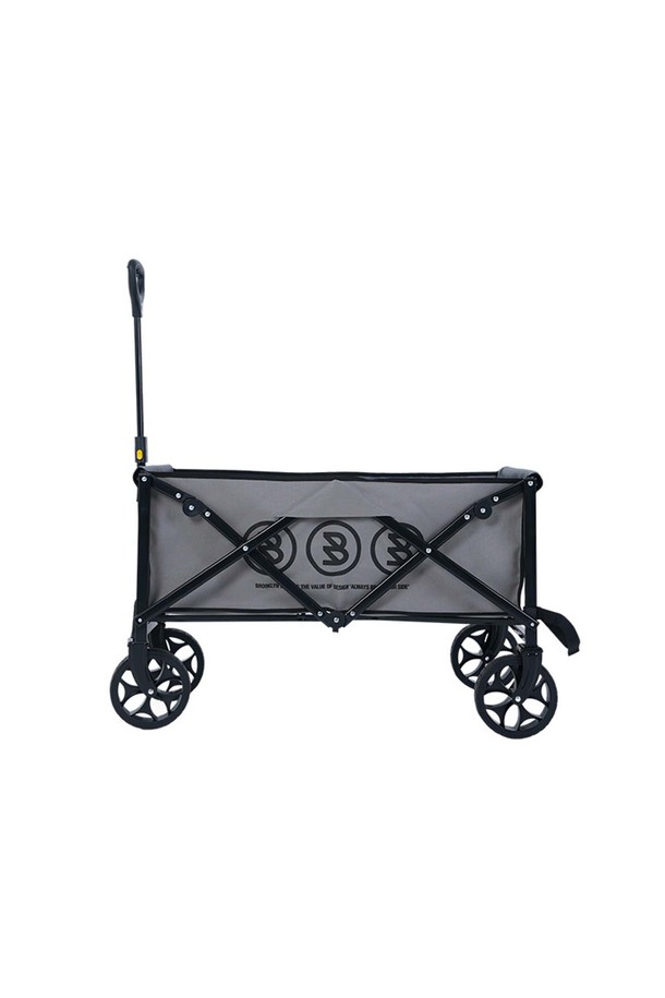 BW(비더블유) 웨건은 캠핑 및 아웃도어 활동에 적합한 다용도 웨건입니다. 블랙과 그레이 두 가지 색상으로 제공되며, 폴리에스테르와 플라스틱 소재로 제작되어 튼튼합니다. 최대 150kg의 적재 하중을 견딜 수 있으며, 저소음 바퀴와 핸들 각도 조절 기능을 갖춰 편안한 사용성을 제공합니다. 접이식 디자인과 대용량 수납 공간으로 실용성을 높였으며, 실내외 어디에서든 편리하게 사용할 수 있습니다. 견고한 프레임과 8인치 PP 바퀴, 고정식 핸들 시스템을 갖춘 심플하고 모던한 디자인의 웨건입니다.
