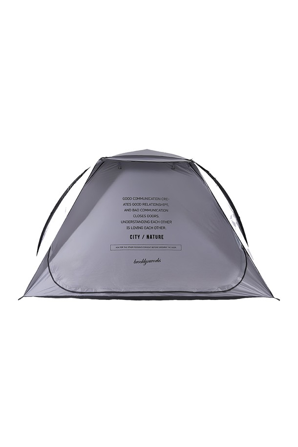 BW 팝업 도킹 텐트는 블랙과 그레이 두 가지 색상으로 제공되며, 캠핑 및 아웃도어 활동에 적합한 1-2인용 텐트입니다. 폴리에스터, 파이버글라스, 알루미늄, 스틸 소재로 제작되어 방수, 통기, 경량, 접이식 기능을 갖추었습니다. 팝업식 설계로 빠른 설치가 가능하며, 도킹 기능을 통해 확장된 공간을 활용할 수 있습니다. 메쉬 창문, 내부 수납공간, 트윈 지퍼, 우천 시 사용 가능, 초보자 친화적인 다양한 특징을 갖춘 사계절용 텐트입니다.
