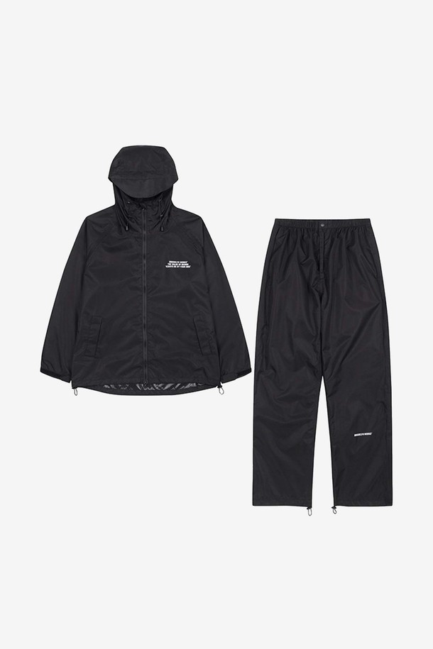 BW 레인 슈트는 캠핑 및 일상생활에서 활용하기 좋은 공용 레인슈트입니다. 블랙, 차콜, 베이지 색상으로 출시되었으며, 봄, 여름, 가을, 겨울 사계절 모두 착용 가능합니다. 스포티하고 캐주얼한 스타일의 무지 디자인이며, 레귤러 핏으로 편안하게 착용할 수 있습니다. 폴리에스테르와 폴리우레탄 소재로 제작되어 얇지만, 테프론 코팅, 방수, 발수, 방오 기능이 뛰어나 갑작스러운 비에도 끄떡없습니다. 메쉬 안감, 후드 스토퍼, 지퍼 플랩, 밑단 스토퍼, 밴딩 허리 등의 디테일이 돋보이며, 통기성과 경량성을 갖춰 활동성을 높였습니다.
