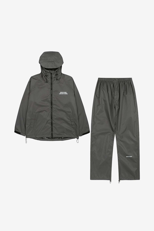 BW 레인 슈트 (BW 레인 슈트)는 캠핑, 일상, 아웃도어 활동에 적합한 공용 레인슈트입니다. 블랙 차콜, 베이지 두 가지 색상으로 출시되었으며, 봄, 여름, 가을, 겨울 사계절 모두 착용 가능합니다. 얇은 두께감의 레귤러핏으로 제작되었으며, 지퍼와 스냅버튼으로 여밈이 가능합니다. 방수, 방풍, 투습, 발수 기능과 함께 8000mm 방수 등급, 3000g/m²/24시간 투습도, 테플론 코팅, 방수/방유/방오 기능, 메쉬 안감, 후드 캡 & 스토퍼, 밑단 스토퍼, 허리 밴딩 등의 특징을 갖추고 있습니다.