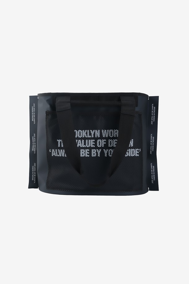 BW 방수 토트백은 캠핑, 피싱, 일상생활에서 활용하기 좋은 라지 사이즈의 블랙 토트백입니다. PVC와 폴리에스터 소재로 제작되어 생활 방수 기능을 갖추었으며, 사각 형태의 디자인에 숏핸들과 2way 스트랩으로 다양한 스타일 연출이 가능합니다. 내부에는 메쉬 포켓, 일반 포켓, 2개의 수납공간이 있어 넉넉한 수납력을 제공하며, 자립형 구조로 물건을 꺼내고 넣기 편리합니다. 오픈형 잠금 방식에 크로스바가 적용되어 사용성을 높인 실용적인 토트백입니다.
