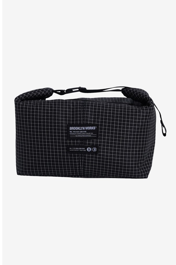 BW 런치 쿨러백은 캠핑, 피크닉 등 야외 활동에 적합한 보냉/보온/방수 기능을 갖춘 쿨러백입니다. 블랙과 그레이 두 가지 색상으로 출시되었으며, 옥스포드와 PEVA 소재를 사용하여 제작되었습니다. 미디엄 사이즈로, 최대 12시간 보냉이 가능하며, 355ml 캔 6개 또는 500ml 캔 5개와 아이스팩 2개 수납이 가능합니다. 덮개는 지퍼형으로 열고 닫을 수 있으며, 물티슈나 마른 수건으로 간편하게 관리할 수 있습니다. 중량은 135g입니다.
