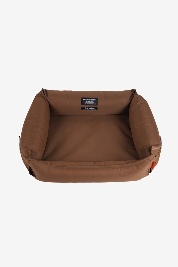 BW 펫 쿠션은 실내 및 차량용으로 사용 가능한 반려동물 쿠션입니다. 블랙(Black)과 탄(Tan) 두 가지 색상으로 제공되며, 고밀도 900D 폴리에스테르 원단을 사용하여 제작되었습니다. 방수, 논슬립 기능과 탈부착이 용이하며, 무지 패턴에 손잡이 디자인이 특징입니다. 5개의 분리형 패딩과 2개의 분리형 커버로 구성되어 있으며, 중앙 쿠션 분리 사용 및 차량 시트 부착이 가능하며 스크래치 방지 소재로 제작되었습니다.
