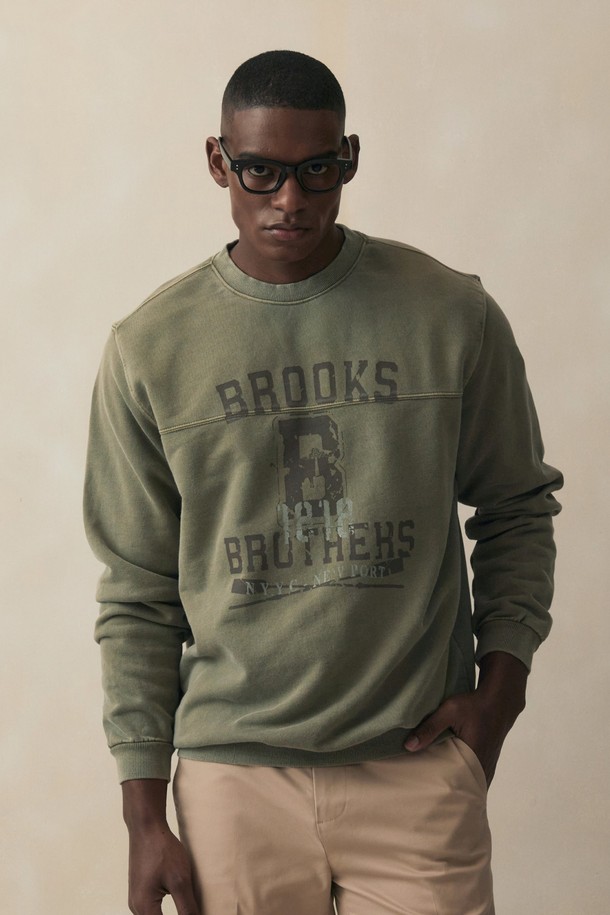 [Heritage] 가먼트다잉 스웨트셔츠 (카키) (BBNPMB151A2FS)는 아메리칸 빈티지 캐주얼 스타일을 추구하는 남성 고객을 위한 상의입니다. 봄, 가을, 겨울 계절에 적합하며, 일상 용도로 활용하기 좋습니다. 릴랙스 핏의 라운드넥 스웨트셔츠로, 캐주얼 및 클래식 스타일을 연출할 수 있습니다. 가먼트다잉 공법을 적용하여 자연스러운 색감과 빈티지한 분위기를 더했습니다. 두꺼운 면 소재에 로고 및 그래픽 패턴이 특징이며, 가을 나들이룩과 겨울 데일리룩에 활용하기 좋습니다.
