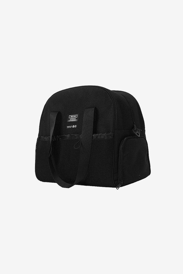 BW 멀티 헬멧 백은 캠핑, 스포츠, 일상 등 다용도로 활용 가능한 가방입니다. 블랙 색상의 미디엄 사이즈 사각 백으로, 고밀도 폴리에스터와 메쉬 소재를 사용하여 통기성과 내구성을 높였습니다. 2-Way 스타일의 지퍼형 잠금 방식과 2-Way 지퍼, 내부 수납공간, 메쉬 포켓, 통기구멍 등의 특징을 갖춰 수납력을 강화했습니다. 스트랩과 지퍼 디자인으로 포인트를 주고 스크래치 방지 기능을 더해 실용성을 높인 제품입니다.
