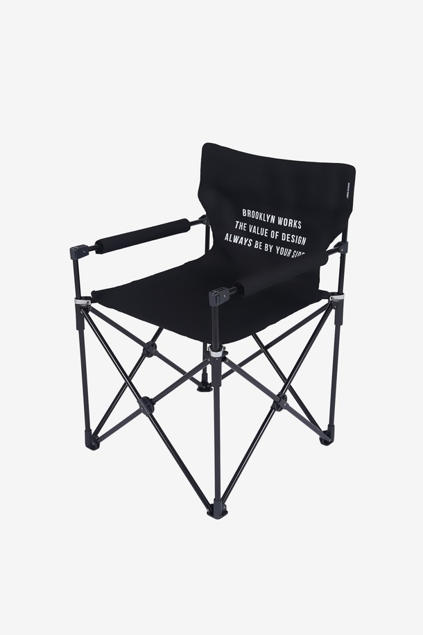 BW 슬림 하이 체어는 캠핑과 일상생활에서 모두 활용 가능한 접이식 의자입니다. 블랙과 그레이 두 가지 색상으로 제공되며, 3.5kg의 가벼운 무게와 100kg의 내구성을 자랑합니다. 폴리에스테르 소재를 사용하여 제작되었으며, X자형 프레임 구조와 탈부착 팔걸이, 등받이 포켓, 수납 케이스를 포함한 슬림한 디자인이 특징입니다. 실내외에서 모두 사용할 수 있으며, 일반 의자와 동일한 높이로 편안함을 제공합니다. 단, 내열 기능은 없으며, 충격에 주의하여 사용해야 합니다.

