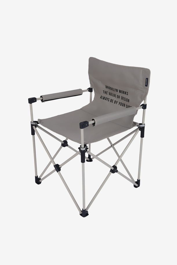 BW 슬림 하이 체어는 캠핑, 아웃도어, 실내에서 다용도로 사용 가능한 의자입니다. 블랙과 그레이 두 가지 색상으로 제공되며, 600D 폴리에스터 원단을 사용하여 제작되어 내구성이 뛰어납니다. X자형 스틱 프레임 구조로 안정성을 높였으며, 분리형 팔걸이와 등받이 수납 포켓을 갖춰 실용성을 더했습니다. 접이식 디자인으로 수납이 용이하며, 분리형 수납공간도 제공합니다. 무게는 3.5kg이며, 최대 100kg까지의 하중을 견딜 수 있습니다.

