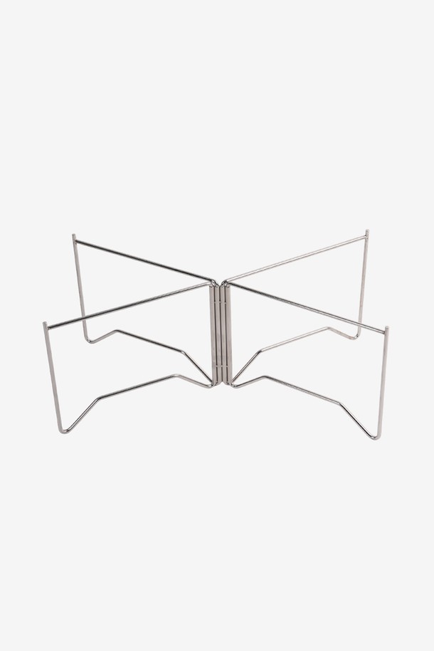 BW Z-스탠드 하이 Ver.는 캠핑, 실내, 실외에서 다용도로 활용 가능한 캠핑 스탠드입니다. 실버 색상의 스테인리스 스틸 및 폴리에스터 소재로 제작되어 내구성이 뛰어나며, 최대 60kg의 하중을 견딜 수 있습니다. 접이식 디자인으로 간편하게 휴대 및 보관이 가능하며, 2박스 시스템 호환 및 쿨러/물통 거치 기능으로 실용성을 높였습니다. 안정적인 설치 구조와 지면 오염 방지 기능, 보관용 케이스를 제공하여 사용 편의성을 더했습니다. 단, 화기에 주의하고, 한 곳에 하중이 집중되지 않도록 주의하며, 조립/분해 시 손가락 끼임에 유의해야 합니다.
