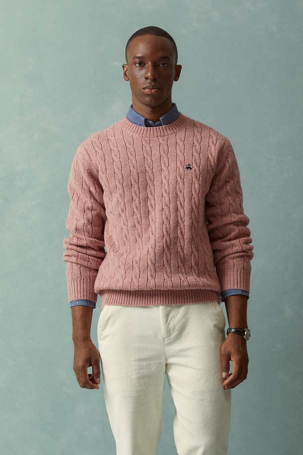 [Online Exclusive] 셔틀랜드 케이블 풀오버 (핑크) (BBWRMOF410)는 남성용 상의 니트/스웨터로, 가을과 겨울에 따뜻하게 착용할 수 있습니다. 셔틀랜드 울 소재로 제작되어 부드러운 촉감을 선사하며, 라운드넥과 레귤러핏 디자인으로 클래식하고 베이직한 스타일을 연출합니다. 두꺼운 두께감과 긴 소매, 케이블 패턴이 특징이며, 데이트룩과 출근룩 등 다양한 TPO에 활용 가능합니다. 미니멀, 캐주얼 스타일을 선호하는 남성분들께 추천하는 온라인 전용 상품입니다.
