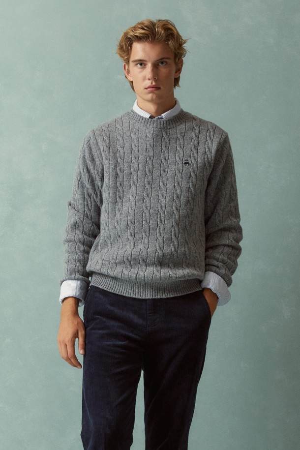 온라인 전용 셔틀랜드 케이블 풀오버는 부드러운 셔틀랜드 울 소재로 제작되어 가을과 겨울에 따뜻하게 착용할 수 있습니다. 클래식하고 베이직한 디자인에 그레이 컬러, 레귤러핏 라운드넥으로 제작되어 출근룩, 비즈니스 캐주얼, 모임룩 등 다양한 TPO에 활용 가능합니다. 케이블 패턴과 긴소매 기장, 두꺼운 두께감으로 포근함을 더하며, 미니멀, 캐주얼 스타일을 즐겨 입는 남성분들께 추천합니다. 
