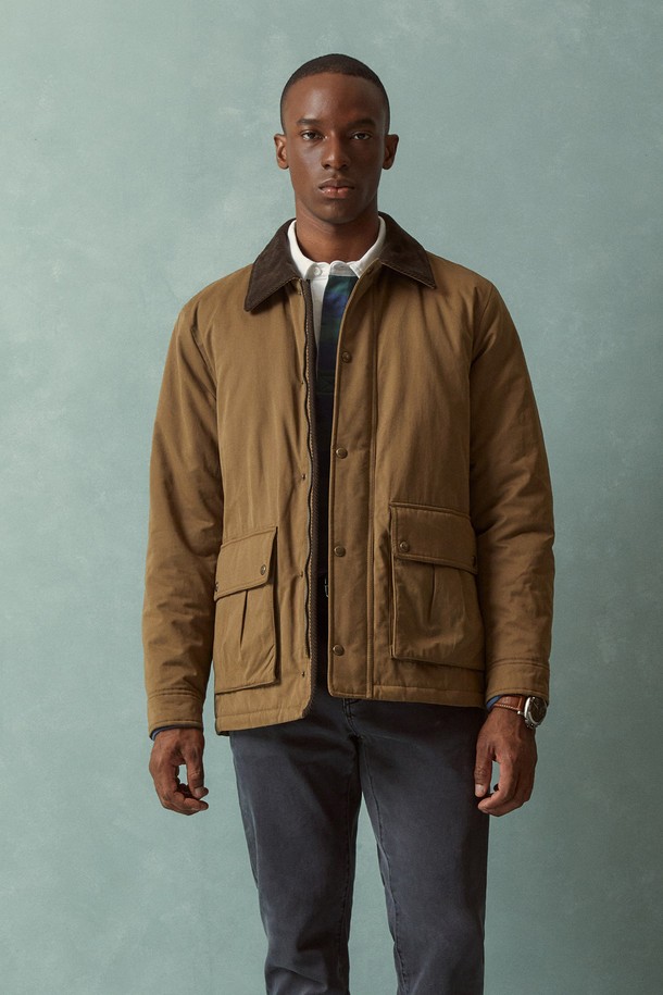 베이직한 디자인의 헌팅필드 재킷입니다. 튼튼한 면 소재로 제작되어 가을, 겨울 시즌에 착용하기 좋습니다. 베이지 컬러의 무지 디자인으로 다양한 스타일 연출에 용이하며, 넉넉한 레귤러 핏으로 편안한 착용감을 제공합니다. 카라 디테일과 포켓 디테일이 돋보이며, 버튼 여밈 방식으로 클래식한 무드를 더했습니다. 캐주얼, 클래식, 미니멀 스타일을 즐겨 입는 남성분들께 추천하며, 가을 나들이룩, 겨울 데일리룩, 동네 마실룩 등 폭넓게 활용할 수 있습니다.
