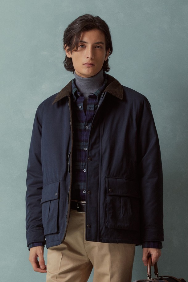 네이비 컬러의 헌팅필드 점퍼 (BBOPMBF401)입니다. 남성용 아우터로, 봄, 가을 간절기에 적합하며 클래식한 스타일을 연출합니다. 블랙와치 패턴과 부위별 코듀로이 소재, 피치가공으로 고급스러운 디자인을 더했습니다. 두꺼운 두께감과 부드러운 촉감의 폴리에스터, 코튼, 나일론, 코듀로이 혼방 소재를 사용했으며, Thermore 충전재와 블랙와치 패턴 안감으로 보온성을 높였습니다. 버튼 여밈 방식의 레귤러 기장 긴소매 헌팅 재킷으로, 데이트룩, 출근룩, 가을 나들이룩 등 다양한 TPO에 활용 가능합니다. 클래식, 미니멀, 워크웨어 스타일을 즐기는 분들께 추천합니다.
