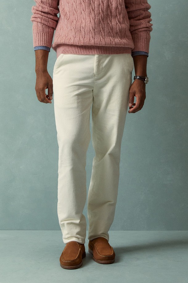 **슬림핏 8W 스트레치 코듀로이 팬츠 (아이보리)**는 가을, 겨울에 따뜻하고 포근하게 착용하기 좋은 남성용 코듀로이 팬츠입니다. 베이직하고 캐주얼한 스타일로, 일상복과 데이트룩, 겨울 데일리룩 등 다양한 TPO에 활용하기 좋습니다. 부드러운 촉감의 두꺼운 코듀로이 소재에 스트레치 기능이 더해져 편안한 착용감을 선사합니다. 슬림핏 디자인과 아이보리 컬러로 미니멀하고 클래식한 스타일을 연출할 수 있으며, 무지 패턴으로 어떤 상의와도 쉽게 매치 가능합니다.
