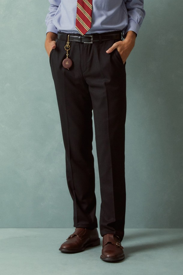 **울 트라우져 (블랙) (BBPCMBF401)**

가을, 겨울 시즌을 위한 남성용 울 트라우져입니다. 클래식하고 포멀한 스타일로, 오피스룩, 회의룩, 출근룩에 적합합니다. 레귤러핏의 긴 기장 바지로, 두꺼운 울 소재를 사용하여 보온성을 높였습니다. 무지 디자인으로 미니멀한 느낌을 주며, 정장 바지 또는 포멀웨어로 활용하기 좋습니다.
