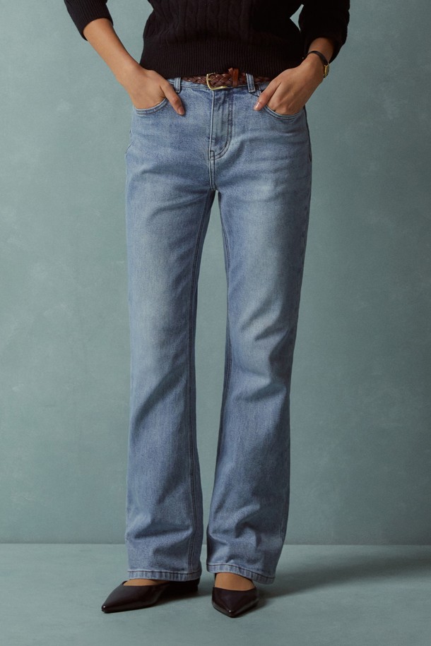 [여성] 플레어 데님 (블루)은 캐주얼한 스타일을 연출하기 좋은 여성 데님 팬츠입니다. 봄, 여름, 가을 계절에 적합하며, 데이트룩과 쇼핑룩에 잘 어울립니다. 루즈핏 플레어 디자인으로 편안하면서도 스타일리시한 느낌을 주며, 크롭 기장으로 시원하게 착용 가능합니다. 무지 패턴에 블루 컬러로 미니멀하고 클래식한 분위기를 더해줍니다. 데님 소재로 제작되어 튼튼하고 오랫동안 즐겨 입을 수 있습니다.
