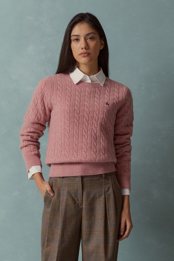 [여성] 울 케이블 스웨터 (핑크) (BBWRWBF401)는 부드러운 울 소재로 제작되어 가을과 겨울에 따뜻하게 입을 수 있는 여성용 니트 스웨터입니다. 클래식핏에 라운드넥 디자인으로, 데이트룩이나 겨울 데일리룩에 잘 어울리는 아이템입니다. 케이블 패턴이 돋보이며, Golden Fleece 로고 디테일로 포인트를 더했습니다. 클래식, 미니멀, 캐주얼 스타일을 모두 소화할 수 있어 활용도가 높습니다. 핑크 컬러가 여성스러운 분위기를 연출합니다.

