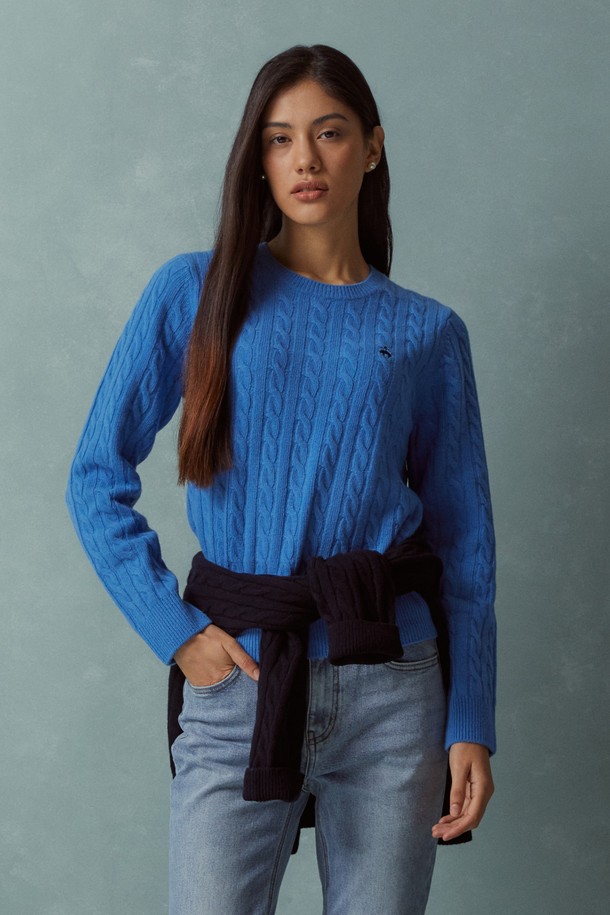 [여성] 울 케이블 스웨터 (블루)는 가을과 겨울에 활용하기 좋은 여성용 니트/스웨터입니다. 부드러운 촉감의 울 소재로 제작되었으며, 라운드 넥에 레귤러 핏으로 편안하게 착용할 수 있습니다. 베이직한 스타일의 케이블 패턴이 돋보이며, 크롭 기장과 긴 소매 디자인이 특징입니다. 데이트룩이나 겨울 데일리룩에 클래식, 미니멀, 캐주얼 무드를 더해주는 아이템입니다.
