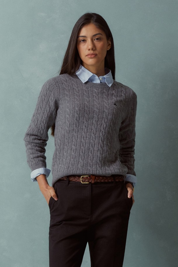 **[여성] 울 케이블 스웨터 (그레이) (BBWRWBF401)**

부드러운 울 소재로 제작되어 포근한 착용감을 선사하는 여성용 케이블 스웨터입니다. 쌀쌀한 가을과 겨울에 따뜻하게 입기 좋으며, 베이직하고 클래식한 스타일로 다양한 룩에 매치하기 좋습니다. 레귤러핏에 라운드넥 디자인으로 편안하게 착용할 수 있으며, 긴 소매와 두꺼운 두께감으로 보온성을 높였습니다. 일상, 카페, 모임 등 다양한 TPO에 활용 가능한 아이템으로, 미니멀, 클래식, 캐주얼 스타일을 즐겨 입는 분들께 추천합니다.
