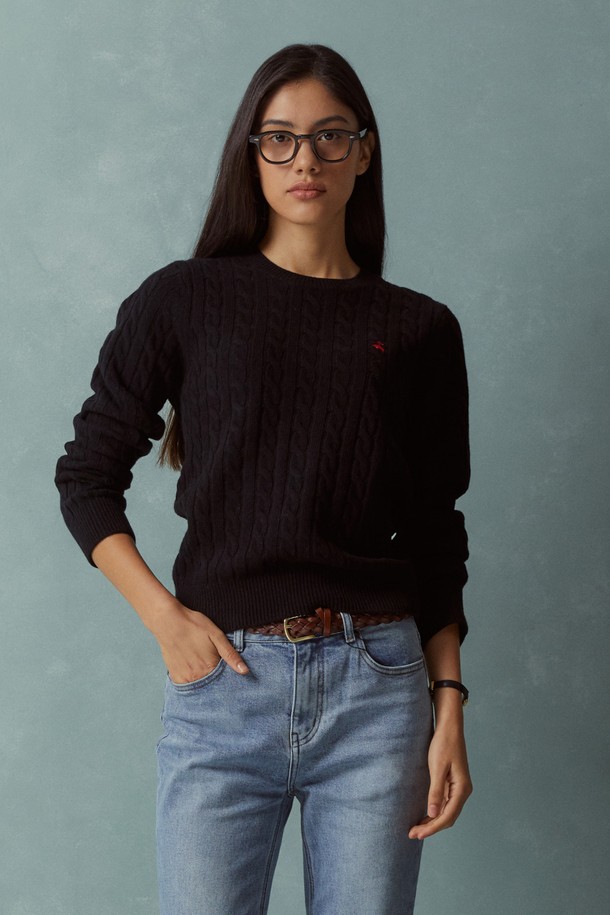 **[여성] 울 케이블 스웨터 (블랙) (BBWRWBF401)**

부드러운 촉감의 울 소재로 제작된 여성용 블랙 컬러 케이블 스웨터입니다. 라운드넥 디자인과 긴 소매 기장으로 가을, 겨울 시즌에 따뜻하게 착용하기 좋습니다. 레귤러핏으로 제작되어 편안한 착용감을 선사하며, 클래식하고 베이직한 스타일을 연출합니다. 두꺼운 두께감과 골든플리스 로고 디테일이 특징이며, 겨울 데일리룩, 모임룩, 카페룩 등 다양한 TPO에 활용 가능합니다. 미니멀, 캐주얼 스타일을 선호하는 여성분들께 추천합니다.
