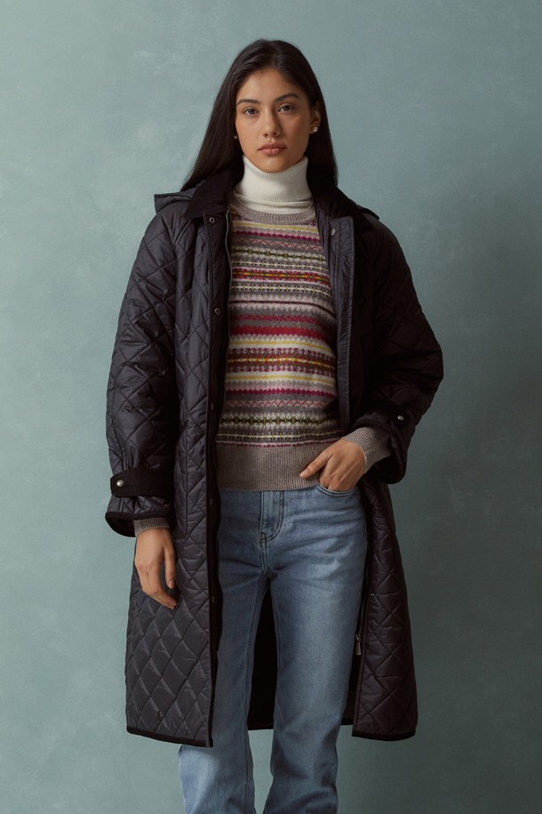 [여성] 후드퀼팅점퍼 (블랙) (BBOPWBF402)는 겨울철 추위를 막아줄 릴랙스핏의 캐주얼 점퍼입니다. 다이아몬드 퀼팅 패턴과 탈부착 가능한 후드로 디자인되어, 보온성을 높였습니다. 넉넉한 두께감과 긴 소매 기장으로 포근함을 더하며, 집업 방식과 골든플리스 로고 디테일이 돋보입니다. 나일론 소재로 제작되어 가볍고 편안하며, 일상, 산책, 집콕 등 다양한 TPO에 활용하기 좋습니다. 미니멀, 캐주얼, 클래식 스타일을 즐기는 여성에게 추천합니다.
