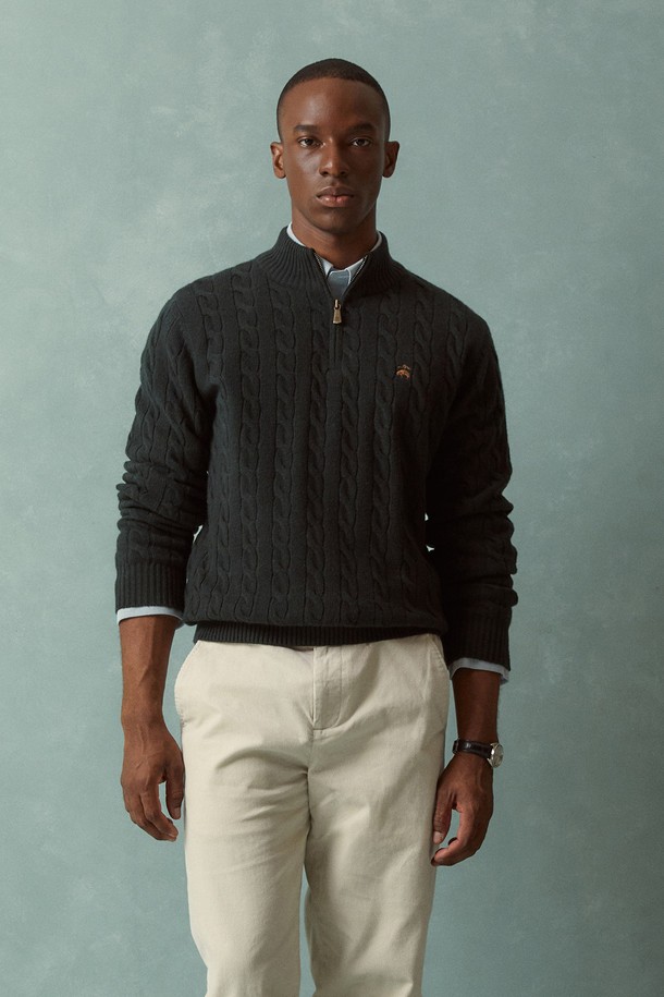 온라인 전용 [Online Exclusive] 반집업 케이블 스웨터 (다크그린) (BBWZMOF411)는 가을과 겨울, 베이직하고 클래식한 스타일을 연출하기 좋은 남성용 상의입니다. 두꺼운 두께감의 울 소재로 제작되어 부드러운 촉감을 선사하며, 레귤러 핏과 긴소매, 반집업 네크라인이 특징입니다. 다크그린 컬러의 케이블 패턴이 돋보이며, 출근룩, 비즈니스 캐주얼, 모임룩 등 다양한 TPO에 활용 가능합니다. 미니멀하고 클래식한 스타일을 선호하는 남성분들에게 추천하는 아이템입니다.
