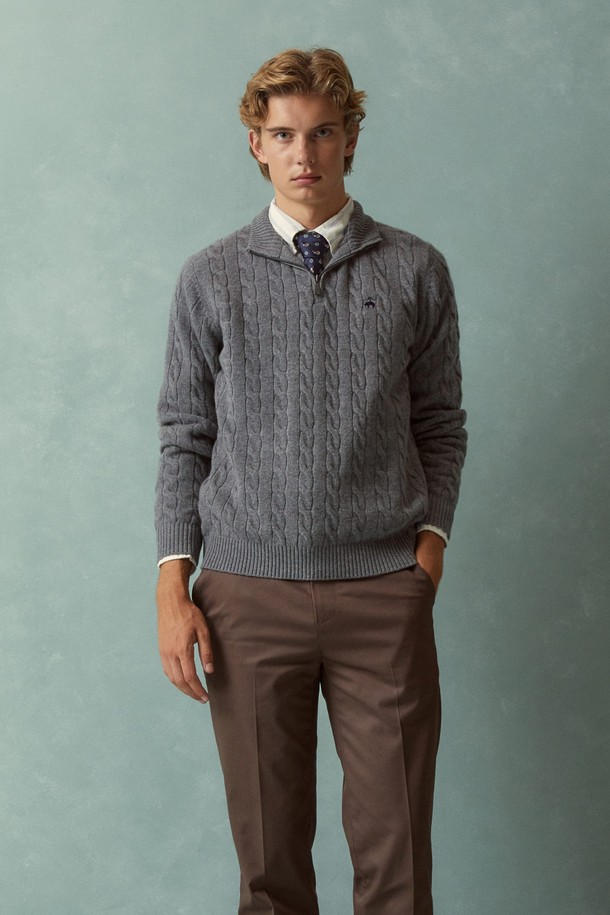 온라인 전용 [Online Exclusive] 반집업 케이블 스웨터 (그레이)는 남성용 니트/스웨터입니다. 클래식하고 베이직한 스타일로, 가을과 겨울에 착용하기 좋습니다. 부드러운 울 소재에 두꺼운 두께감으로 따뜻함을 더하며, 레귤러핏과 반집업 네크라인이 편안한 착용감을 선사합니다. 케이블 패턴과 긴소매 디자인으로, 출근룩 및 비즈니스 캐주얼에 활용하기 좋습니다.
