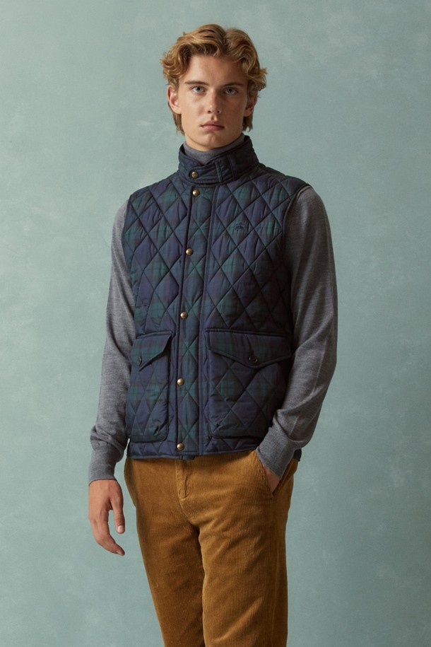 "퀼팅베스트 (멀티) (BBVPMBF401)"는 간절기에 활용하기 좋은 여성용 퀼팅 베스트입니다. 부드러운 폴리에스테르 소재로 제작되어 편안한 착용감을 제공하며, 써모어 패딩을 사용하여 보온성을 높였습니다. 캐주얼, 베이직 스타일을 기반으로 하며, 퀼팅 패턴이 돋보이는 디자인입니다. 레귤러핏과 버튼 여밈 방식으로, 가을 나들이룩이나 겨울 데일리룩에 클래식하고 미니멀한 무드를 더해줍니다. 민소매 기장으로 다양한 상의와 레이어드하기 좋습니다.
