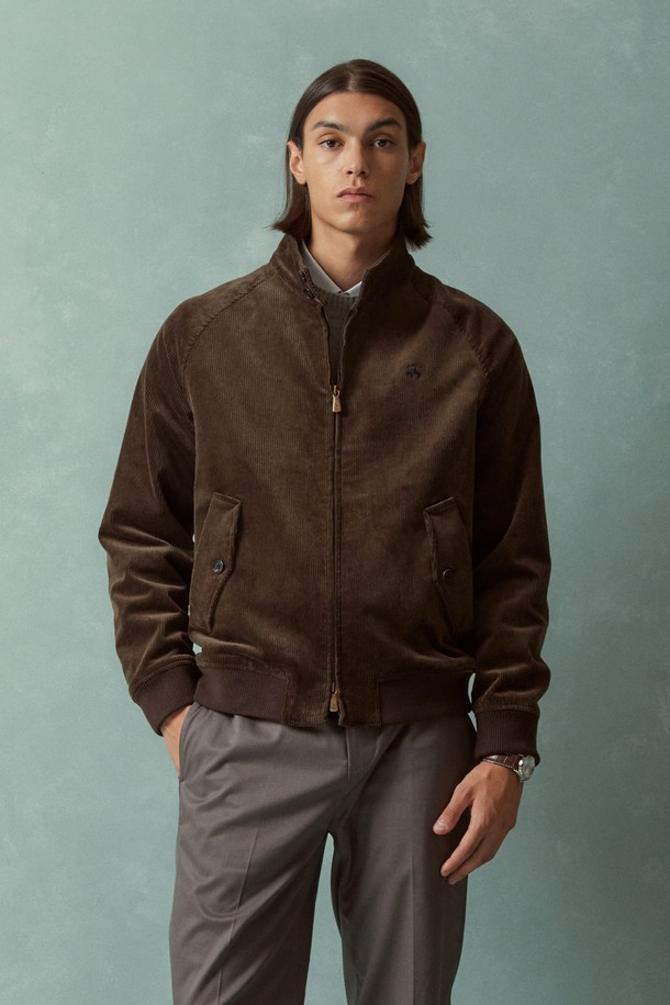 코듀로이 헤링턴 점퍼 (브라운) (BBOTMBF302)는 가을과 겨울에 어울리는 클래식하고 캐주얼한 스타일의 아우터입니다. 부드러운 촉감의 코듀로이 소재에 레귤러핏으로 제작되어 편안한 착용감을 제공합니다. 집업 스타일로 간편하게 입고 벗을 수 있으며, 소매와 밑단 립 디테일, 블랙워치 패턴 안감, 자수 로고 디테일이 특징입니다. 일상, 가을 나들이, 데이트 등 다양한 TPO에 활용하여 클래식, 캐주얼, 미니멀 무드를 연출할 수 있습니다. 두꺼운 두께감으로 보온성을 높여 겨울철에도 따뜻하게 입을 수 있습니다.
