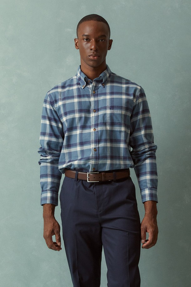 플란넬 체크 셔츠 (블루) (BBTHMFF401)는 클래식과 캐주얼 스타일을 모두 아우르는 남성용 플란넬 셔츠입니다. 부드러운 면 소재로 제작되어 가을과 겨울철에 따뜻하고 편안하게 착용할 수 있습니다. 블랙워치 타탄 체크 패턴과 버튼다운 칼라 디자인이 특징이며, 칼라 끝 부분의 버튼 장식이 포인트를 더합니다. 레귤러핏으로 제작되어 다양한 체형에 잘 어울리며, 데일리룩, 출근룩, 모임룩 등 다채로운 TPO에 활용하기 좋습니다.
