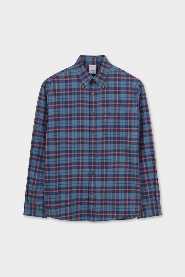 네이비 컬러의 플란넬 체크 셔츠 (BBTHMFF401)입니다. 부드러운 면 소재로 제작되어 가을, 겨울 시즌에 따뜻하고 편안하게 착용하기 좋습니다. 블랙워치 타탄체크 패턴과 버튼다운 칼라, 칼라 끝 버튼 디테일이 클래식하고 캐주얼한 스타일을 연출합니다. 레귤러핏으로 제작되어 유니버설 착용감을 선사하며, 데일리룩, 출근룩, 모임룩 등 다양한 TPO에 활용할 수 있습니다. 긴 소매 기장과 두꺼운 두께감으로 보온성을 높였습니다.
