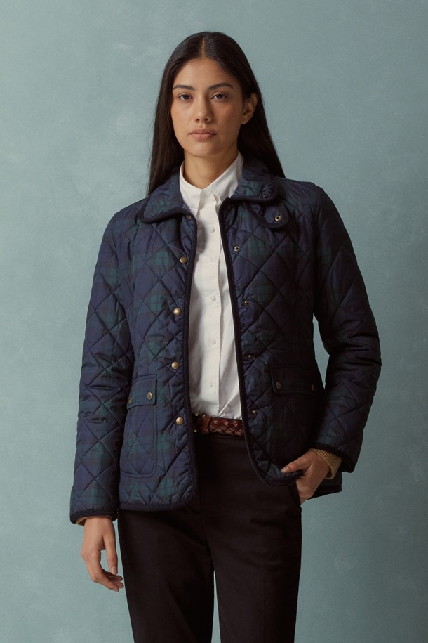 [여성] 퀼팅 재킷 (멀티) (BBOPWBF401)은 겨울철 데일리룩을 위한 캐주얼하고 베이직한 스타일의 여성용 아우터입니다. 퀼팅 패턴과 레귤러핏 디자인으로, 보온성을 높인 두꺼운 두께감의 나일론 소재로 제작되었습니다. 긴 소매 기장과 하단 스냅 버튼으로 실루엣 조절이 가능하며, 로고 디테일이 돋보입니다. 베이직한 디자인으로 미니멀, 클래식 스타일을 선호하는 분들께 적합하며, 겨울철 따뜻하고 스타일리시하게 연출할 수 있습니다.
