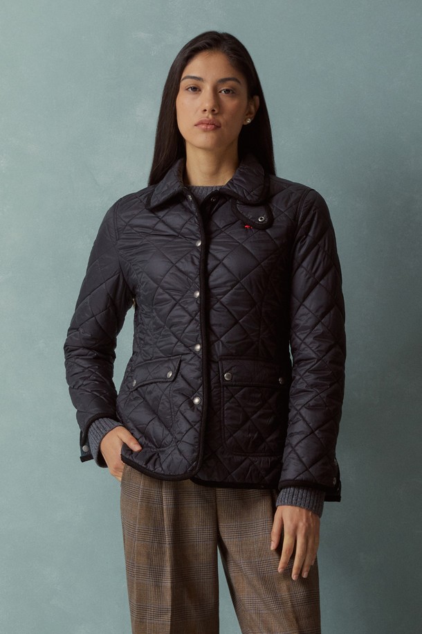 [여성] 퀼팅 재킷 (블랙) (BBOPWBF401)은 베이직하고 캐주얼한 스타일의 여성 겨울 아우터입니다. 두꺼운 두께감과 나일론 소재로 제작되어 보온성을 높였으며, 레귤러 핏으로 편안하게 착용할 수 있습니다. 긴 소매와 퀼팅 패턴이 특징이며, 밑단 스냅 버튼으로 실루엣 조절이 가능합니다. 일상, 산책, 여행 등 다양한 TPO에 활용 가능하며, 캐주얼, 미니멀, 클래식 스타일을 즐겨 입는 분들께 추천합니다. 골든플리스 로고가 디자인의 포인트를 더합니다.
