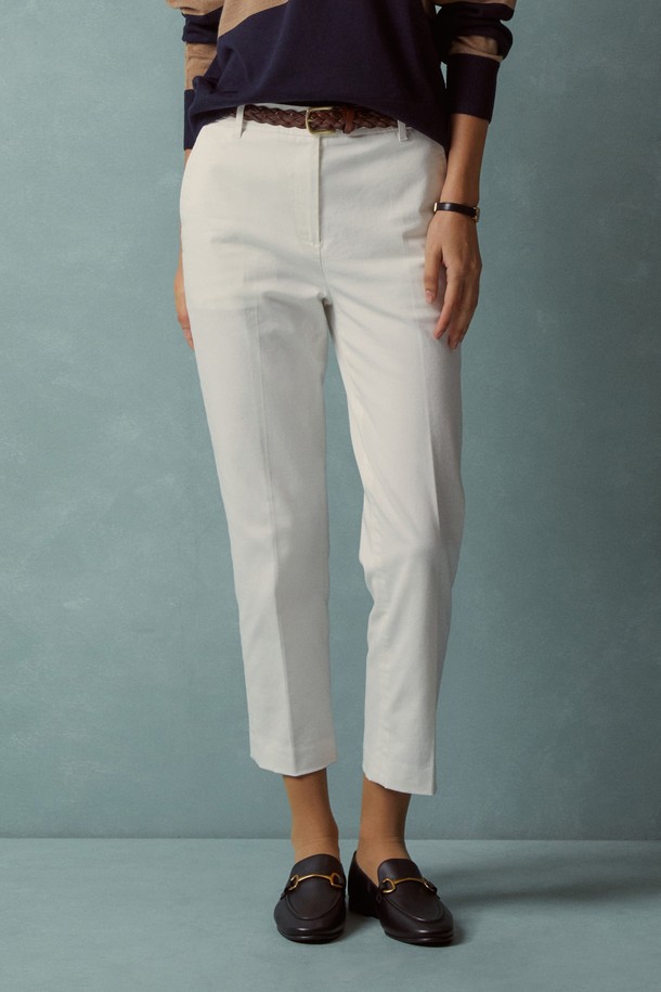 [여성] 코튼 팬츠 (화이트) (BBPCWBF301)는 봄, 여름 시즌에 적합한 여성용 코튼 팬츠입니다. 베이직한 스타일의 이 긴 바지는 면과 폴리에스테르 혼방 소재로 제작되어 부드러운 촉감을 선사합니다. 슬림핏과 스트레이트 핏으로, 무지 디자인의 클래식하면서 미니멀한 스타일을 연출합니다. 밴딩이 없는 디자인으로 깔끔한 핏을 강조하며, 데일리 웨어로 활용하기 좋은 아이템입니다.
