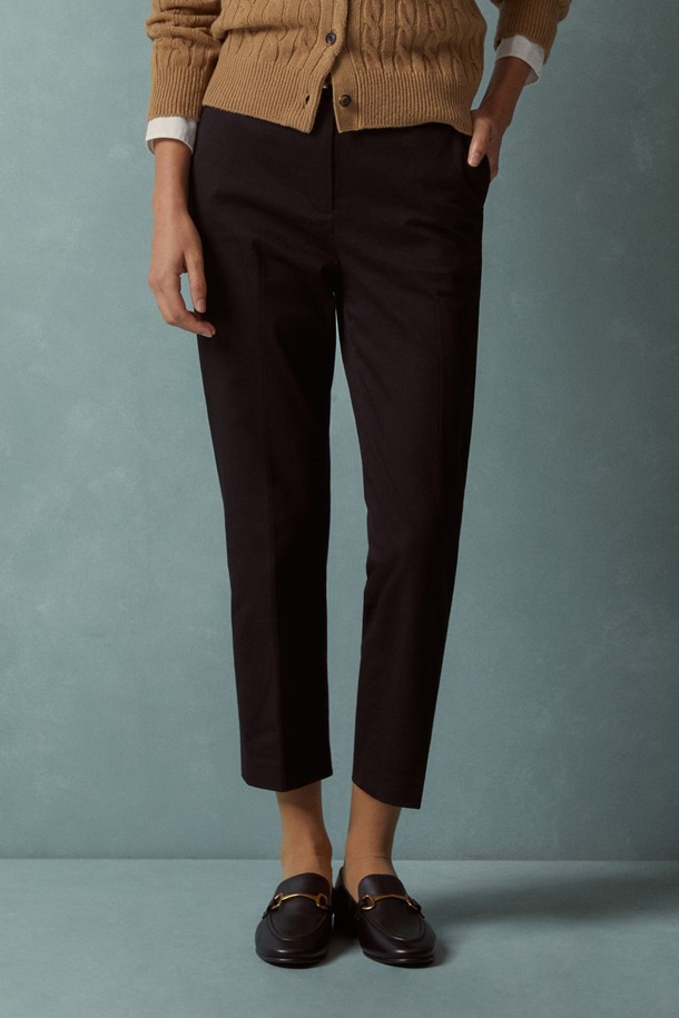 블랙 색상의 여성용 코튼 팬츠입니다. 면과 폴리에스테르 혼방 소재로 제작되어 부드러운 촉감을 선사하며, 사계절 내내 활용하기 좋습니다. 베이직한 스타일과 슬림핏, 스트레이트 핏으로 어떤 상의와도 잘 어울립니다. 출근룩, 오피스룩 등 TPO에 맞춰 미니멀, 클래식, 시크한 스타일을 연출할 수 있는 에센셜 디자인의 코튼 팬츠입니다. 무지 디자인으로 깔끔하고 세련된 느낌을 주며, 다양한 상의와 매치하여 폭넓은 스타일을 소화할 수 있습니다.
