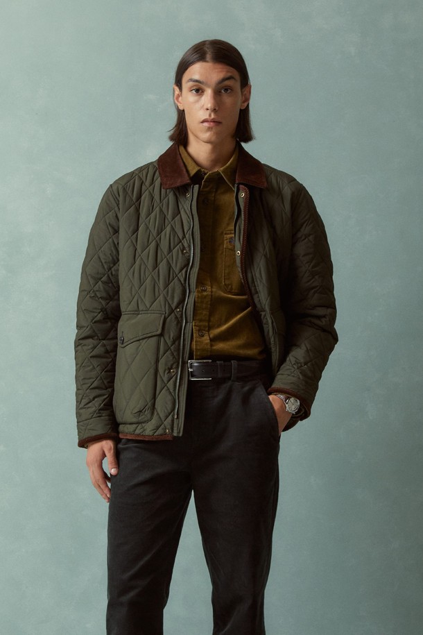 올리브 컬러의 퀼팅 점퍼 (BBOPMBF402)입니다. 봄, 가을 시즌에 착용하기 좋은 두꺼운 두께감의 레귤러핏 점퍼로, 캐주얼하고 베이직한 스타일을 연출합니다. 쏘모어 충전재를 사용하여 보온성을 높였으며, 코듀로이 디테일과 포켓 디테일이 특징입니다. 일상생활은 물론, 가을 나들이룩이나 동네 마실룩에 활용하기 좋습니다. 긴 소매 기장의 버튼 여밈 방식으로, 캐주얼, 클래식, 미니멀 스타일을 즐겨 입는 분들께 추천합니다.
