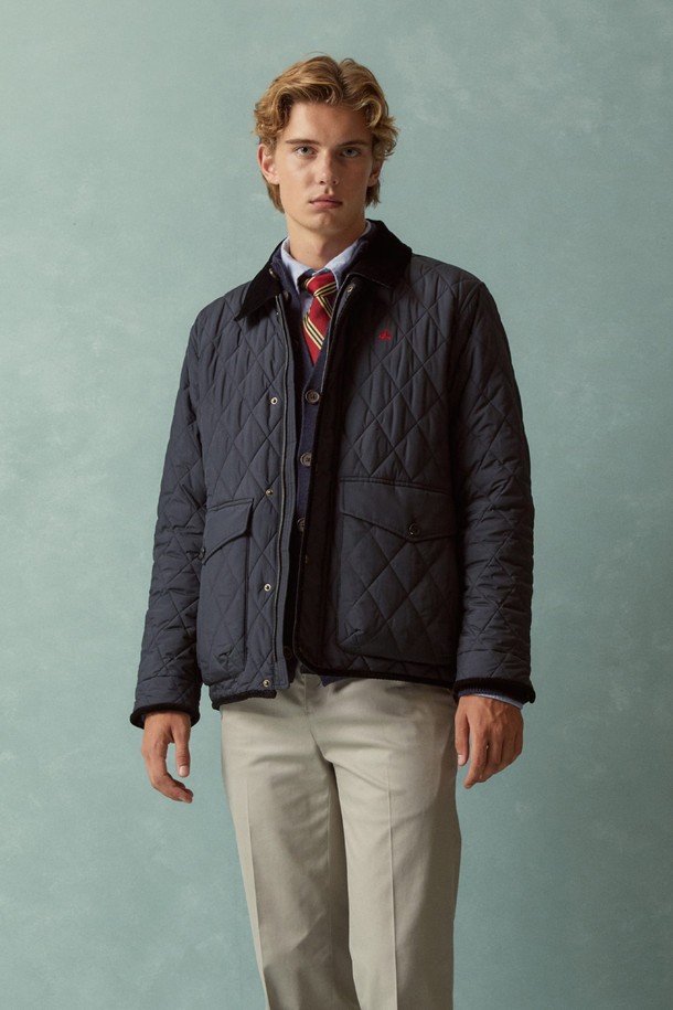 다크 네이비 컬러의 퀼팅 점퍼입니다. 가을, 봄 시즌에 어울리는 캐주얼하고 베이직한 스타일의 아우터로, 일상 속 편안함을 더합니다. 퀼팅 스티치와 코듀로이 디테일이 돋보이며, Thermore 충전재를 사용하여 보온성을 높였습니다. 레귤러 핏에 스냅 여밈 방식으로 간편하게 착용할 수 있으며, 동네 마실룩이나 가을 나들이룩에 매치하기 좋습니다. 폴리에스테르 소재로 제작되어 부드러운 촉감을 선사합니다.
