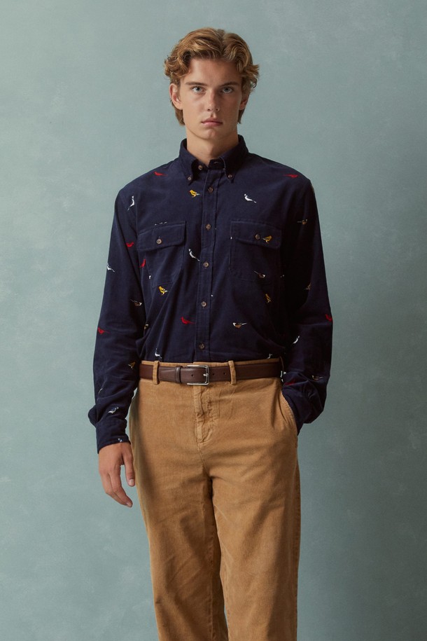 네이비 컬러의 플란넬 버드 패턴 셔츠 (BBTHMFF402)입니다. 가을, 겨울에 어울리는 클래식 스타일의 긴소매 플란넬 셔츠로, 1900년대에 처음 선보인 폴로 버튼다운 디자인을 기반으로 제작되었습니다. 셔츠 전면에 버드 프린트와 스코티쉬 타탄 패턴이 적용되어 있으며, 셔츠 칼라 끝에는 단추 디테일이 돋보입니다. 레귤러 핏으로 제작되어 편안한 착용감을 선사하며, 데일리룩, 데이트룩, 카페룩 등 다양한 TPO에 활용하기 좋습니다. 면 소재로 제작되어 부드러운 촉감을 자랑합니다.
