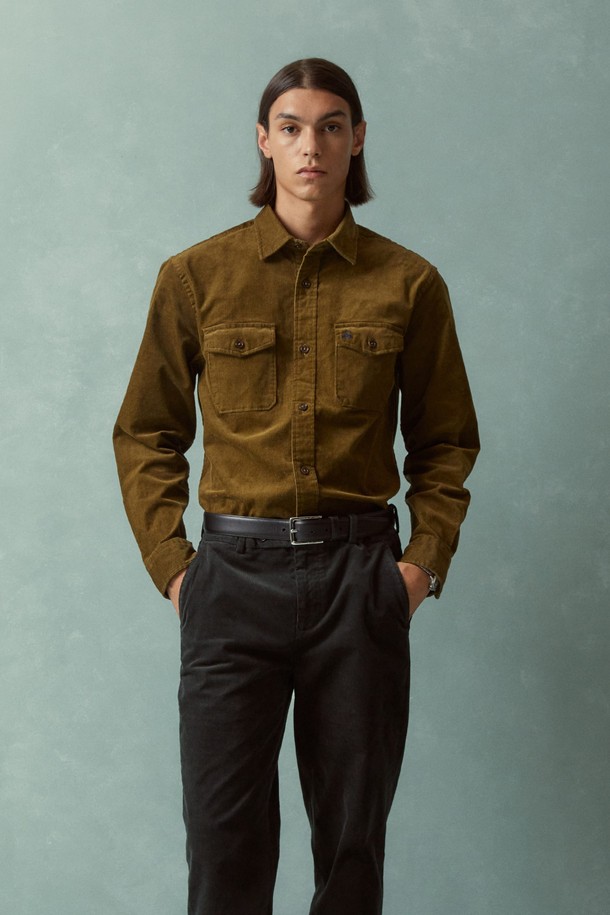 15W 코듀로이 셔츠 재킷 (올리브) (BBTHMNF401)은 가을과 겨울에 착용하기 좋은 남성용 셔츠 재킷입니다. 톤 다운된 올리브 컬러의 무지 디자인으로, 캐주얼 및 베이직 스타일을 연출하기 좋습니다. 두꺼운 코듀로이 소재에 레귤러 핏, 차이나 칼라, 긴소매 기장으로 제작되었으며, 버튼 여밈과 포켓 디테일이 특징입니다. 출근룩과 비즈니스 캐주얼에 활용하기 좋으며, 캐주얼, 클래식, 미니멀 스타일을 원하는 고객에게 적합합니다.
