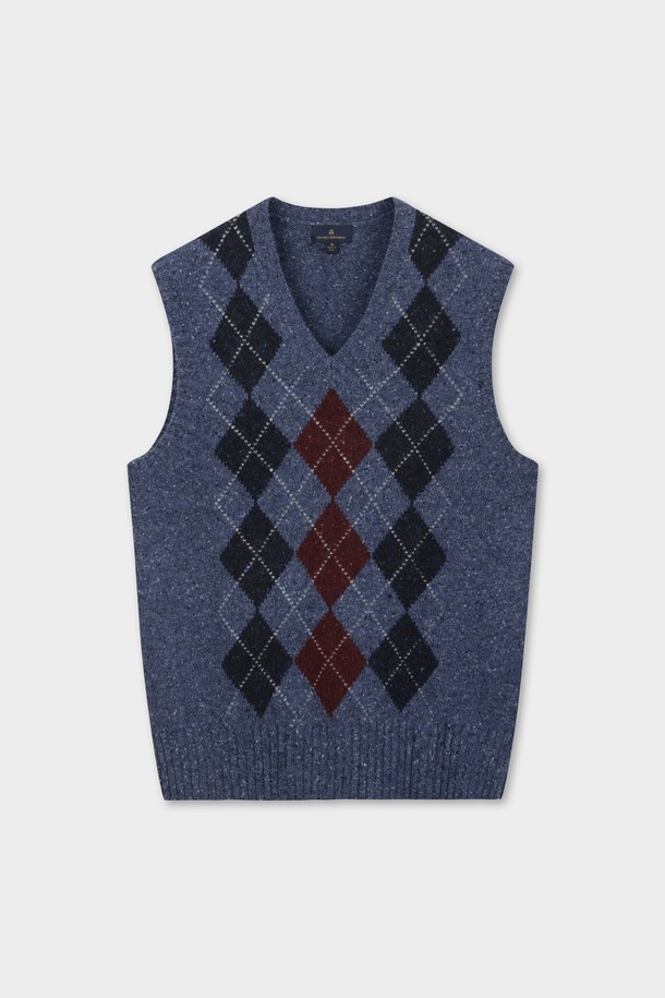 울 아가일 패턴 베스트 (블루) (BBWVMFF401)는 가을, 겨울 시즌에 활용하기 좋은 클래식 스타일의 베스트입니다. 부드러운 촉감의 울 80%, 폴리아미드 20% 혼방 소재로 제작되어 보온성이 뛰어나며, 두꺼운 두께감으로 따뜻하게 착용할 수 있습니다. 셔츠나 터틀넥과 레이어드하여 스타일리시하게 연출하거나, 재킷 안에 이너로 활용하여 보온성을 높일 수 있습니다. 레귤러핏에 V넥 디자인, 민소매 기장으로 제작되었으며, 정교한 니팅 기술로 아가일 패턴을 섬세하게 표현했습니다. 겨울 데일리룩, 오피스룩, 모임룩 등 다양한 TPO에 맞춰 클래식, 미니멀, 캐주얼 스타일을 연출해보세요.
