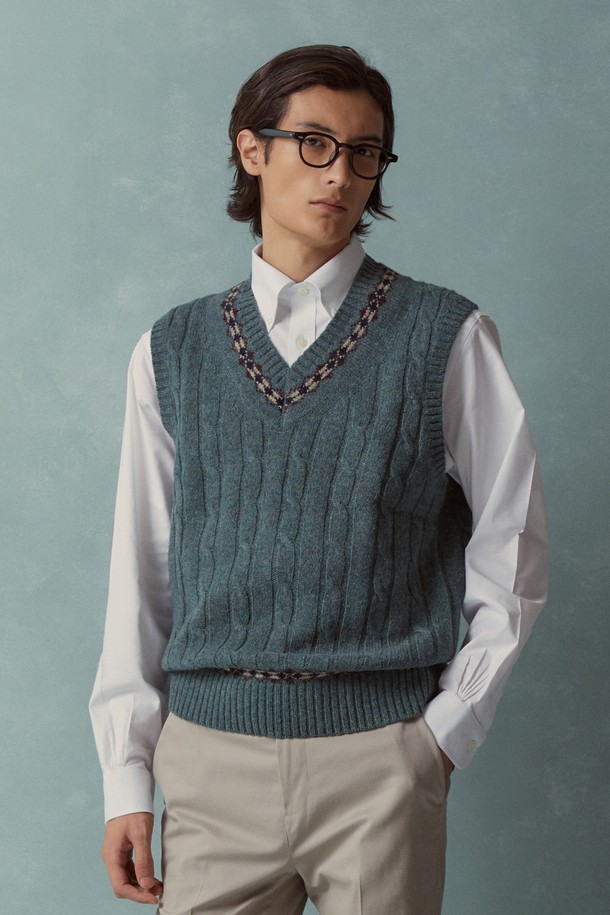 이번 겨울, 클래식한 무드를 더해줄 울 케이블 패턴 베스트 (그린) (BBWVMMF401)입니다. 서들랜드 울 소재를 사용하여 가볍지만 뛰어난 보온성을 자랑하며, 러스틱한 촉감이 특징입니다. 클래식한 핏과 V넥 디자인, 페어아일 네크라인 디테일이 빈티지한 감성을 선사합니다. 다양한 이너와 레이어링하여 개성 있는 스타일을 연출하거나, 테니스 스타일을 연출하여 단품으로도 멋스럽게 착용할 수 있습니다. 겨울 데일리룩에 포인트를 더해줄 이너 아이템으로 활용해 보세요.
