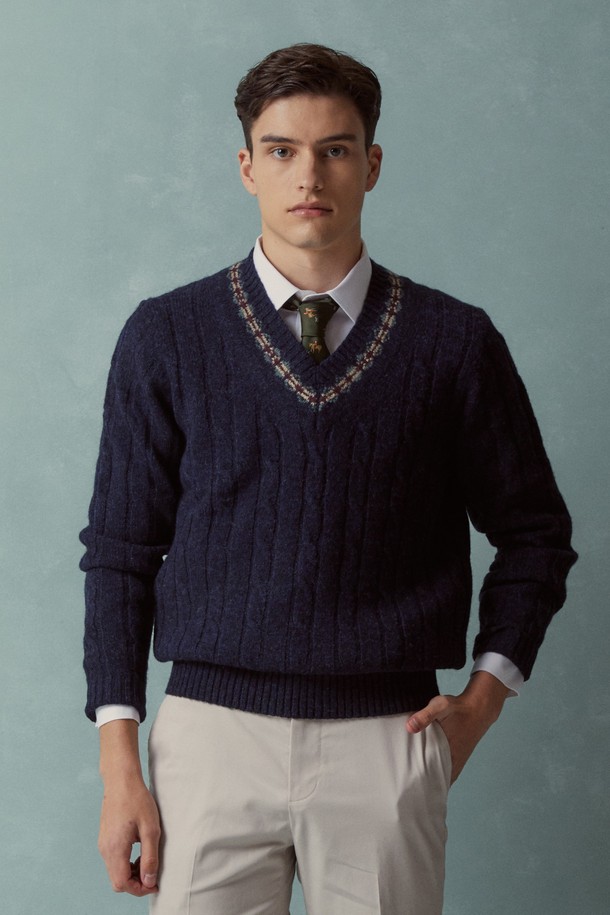 네이비 컬러의 울 케이블 브이넥 스웨터입니다. 셰틀랜드 울 소재를 사용하여 부드러운 촉감과 뛰어난 보온성을 자랑합니다. 클래식한 디자인에 테니스 스타일 니트와 페어아일 넥라인 디테일이 더해져 세련된 분위기를 연출합니다. 겨울 데일리룩, 데이트룩, 모임룩 등 다양한 TPO에 활용 가능하며, 미니멀, 캐주얼 스타일에도 잘 어울립니다. 따뜻하고 스타일리시한 겨울을 위한 필수 아이템입니다.
