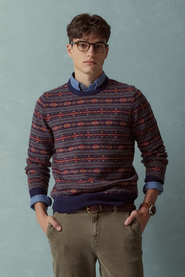 BBWRMFF402 울 빈티지 페어아일 크루넥 스웨터(그레이)는 겨울철 데일리룩을 위한 클래식하고 미니멀한 스타일의 니트/스웨터입니다. 울과 폴리아미드의 혼방 소재로 제작되어 보온성이 뛰어나며, 레귤러 기장의 긴 소매 디자인입니다. 크루넥 라인과 페어아일 패턴이 빈티지한 무드를 자아냅니다. 셔츠나 다양한 이너와 레이어드하여 폭넓은 스타일을 연출할 수 있습니다.
