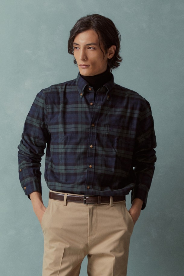 **플란넬 체크 셔츠 (멀티) (BBTHMFF401)**

부드러운 촉감의 면 소재 플란넬 체크 셔츠입니다. 가을, 겨울 시즌에 어울리는 두꺼운 두께감으로 보온성을 더했습니다. 클래식과 캐주얼 스타일을 아우르며, 일상, 출근룩, 모임룩 등 다양한 TPO에 활용하기 좋습니다. 스코틀랜드 타탄 체크 패턴과 1900년대 시그니처 버튼다운 칼라가 특징이며, 멀티, 딥블루, 그린, 블랙 등 다채로운 색상으로 만나보세요. 레귤러핏으로 편안하게 착용할 수 있는 긴소매 셔츠입니다.
