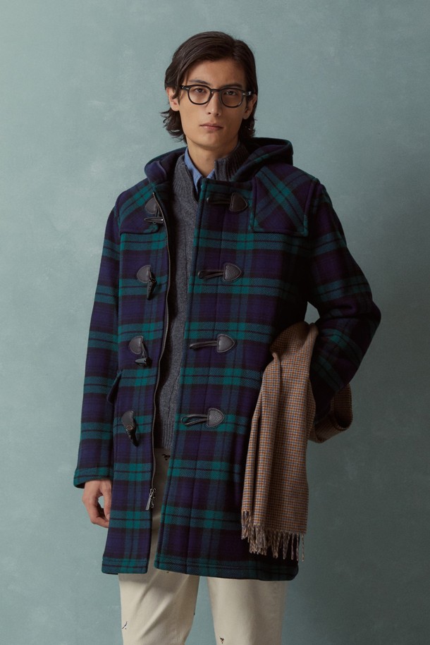 네이비 컬러의 울 블랙와치 더플 코트 (BBCDMNF401)입니다. 클래식하고 캐주얼한 스타일로, 가을과 겨울에 따뜻하게 입을 수 있습니다. 남성용 레귤러핏이며, 블랙와치 체크 패턴이 특징입니다. 두꺼운 울 소재로 제작되어 보온성이 뛰어나며, 토글 여밈 방식과 긴 소매 디자인으로 완성도를 높였습니다. 겨울 데일리룩, 모임룩, 데이트룩 등 다양한 TPO에 활용하기 좋습니다.
