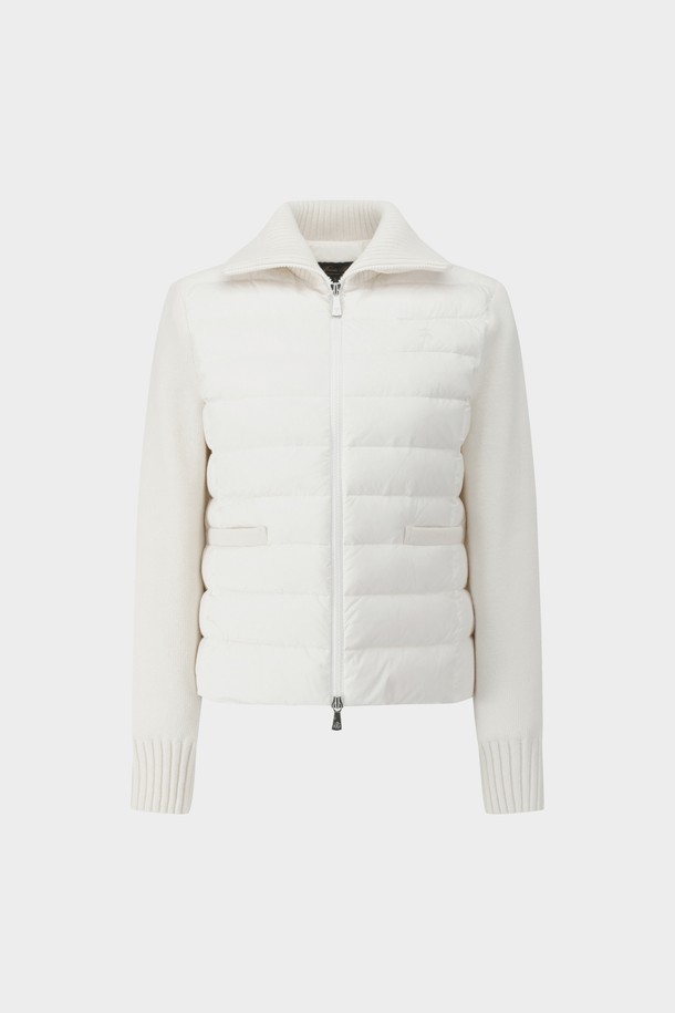 **[여성] 니트블록점퍼 (아이보리) (BBOPWBF403)**는 가을과 겨울철, 일상에서 따뜻하게 착용하기 좋은 여성 니트 블록 점퍼입니다. 부드러운 촉감의 두꺼운 니트 소재로 제작되었으며, 레귤러핏으로 편안한 착용감을 선사합니다. 아이보리 컬러에 무지 패턴으로 디자인되어 다양한 스타일의 연출이 가능하며, 집업 여밈 방식으로 간편하게 착용할 수 있습니다. 니트 소매 배색이 포인트이며, 크롭 기장으로 트렌디함을 더했습니다. 겨울 데일리룩, 집콕룩, 산책룩 등 캐주얼하고 미니멀한 스타일로 활용하기 좋습니다.
