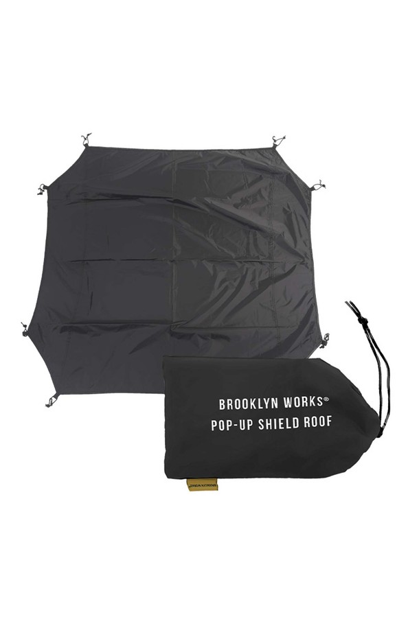 임직원 전용 BW_팝업 도킹 텐트 쉴드 루프는 캠핑 및 아웃도어 활동에 적합한 텐트 액세서리입니다. 폴리에스터 소재로 제작되어 방수 및 생활 방수 기능을 제공하며, 블랙과 그레이 두 가지 색상으로 출시되었습니다. 텐트 루프를 보호하고 결로 현상을 방지하여 쾌적한 캠핑 환경을 조성합니다. 스트랩 & 후크 부착 시스템을 통해 텐트에 간편하게 설치할 수 있으며, 수납 파우치가 포함되어 있어 보관 및 이동이 용이합니다. 무지 디자인으로 어떤 텐트에도 잘 어울립니다.
